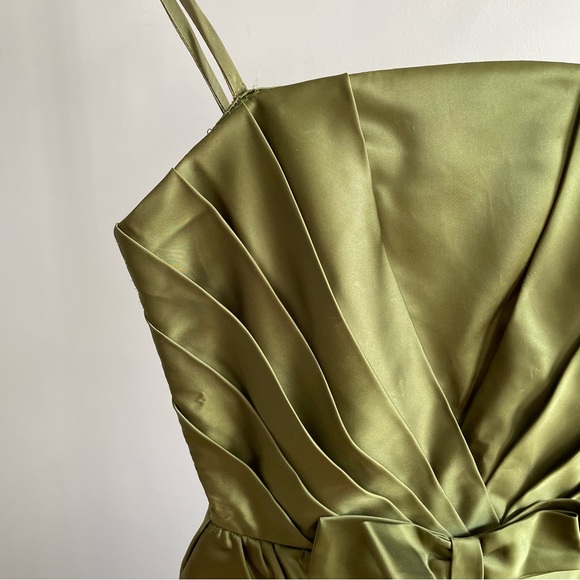 1950s Vintage Green Satin Petal Cocktail Dress - Picture 3 of 7